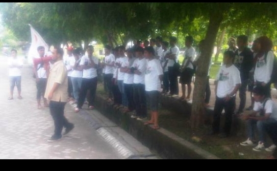 Fans Pendukung Noah Demo di Polda Gorontalo - Sahabat_Noah_demo_di_Gedung_Polda_Gorontalo_untuk_mendukung_konser_budisusilo.jpg.jpg
