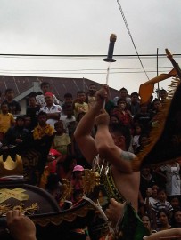 Mendebarkan, Pipi Tang Sin Ditembus Besi - 20110206yudith_seorang_Tang_Sin_menusukkan_parang_ke_lidahnya_mulutnya_penuh_besi_yang_memanjang_dari_pipi_kiri_ke_pipi_kanan.jpg