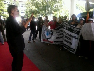 Kadisnaker Sulut Ajak Demonstran Makan Siang