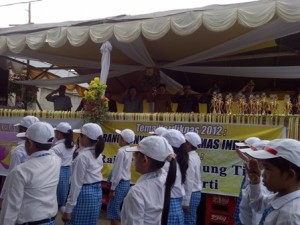 20120502_quin_indahnya_pawai_terusik_dengan_ketidak_profesionalan_MC_membawakan_acara_dari_atas_panggung.jpg