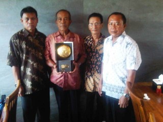 Meski Badan Bau Sampah, Pala di Bitung Puas