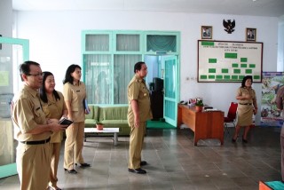 Sidak SKPD, Sondakh Maklumi yang Berpuasa - 20120725_christian_wayongkere_wali_kota_bitung_melakukan_sidak_di_sejumlah_kantor_skpd_(1).JPG