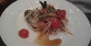 Meracik Salad Segar khas Thailand