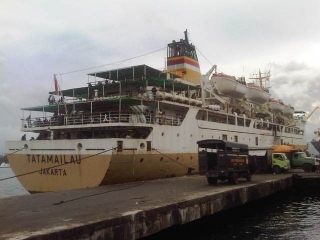 Tas Penumpang KM Tatamailau tak Luput dari Pemeriksaan - 20130108_christian_wayongkere_foto_operasi_gabungan_di_pelabuhan_bitung_nampak_tas_penumpang_tak_luput_dari_pemeriksaan_(1).jpg