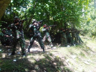 Puluhan Personel Marinir Bitung Latih Tembak