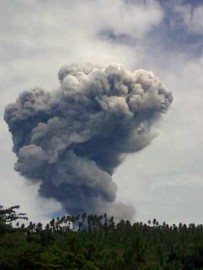 Gunung Lokon Kembali Lontarkan Debu Vulkanik ke Angkasa