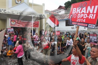BERITA FOTO: Benny Rhamdani Daftar Bakal Calon DPD di KPU Sulut