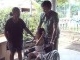 20120622_christian_wayongkere_cindy_katiandago_penerina_bantuan_dari_dinsos.jpg
