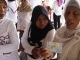 Ibu-ibu_antre_ambil_uang_Keluarga_Harapan_di_rumah_dinas_Wali_Kota_Gorontalo_budisusilo.jpg