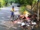 20120723_christian_wayongkere_seorang_anak_sedang_melihat_tumpukan_sampah_yang_sudah_seminggu_tidak_diangkat.jpg