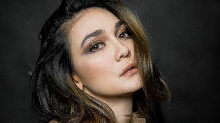 Pamer Cincin di Jari Manis, Luna Maya Sebut 'Hari Besar' Tanggal 26 Agustus 2021 : Bismillah