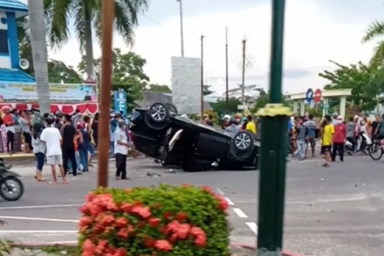 Ugal-ugalan Sopir Fortuner Tabrak Lari 2 Motor & Bikin 1 Mobil Terbalik, Anak Kecil Ikut Jadi Korban