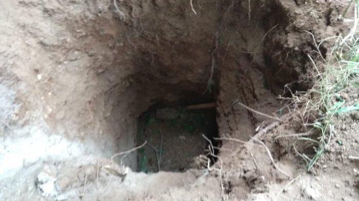 Bau Tercium setelah Setahun, Jasad Tukang Kredit Ditemukan Tinggal Tulang & Rambut di Tumpukan Tanah