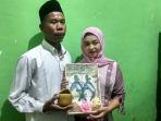 pasangan-yudi-dan-helmi-usai-ijab-kabul-dengan-maskawin-sandal-jepit.jpg