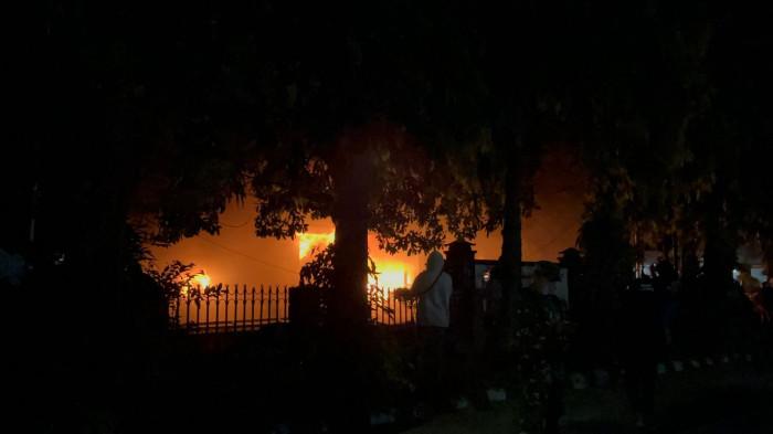 DPRD KOTA KEDIRI - Massa aksi membakar gedung DPRD Kota Kediri yang berlokasi di Jl Mayor Bismo Kecamatan Mojoroto, Kota Kediri, Sabtu (30/8/2025) malam.