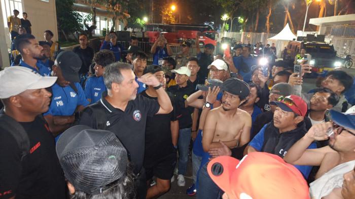Aremania Hadang Tim Arema FC Usai Kalah dari Borneo FC, Sampaikan Kekecewaan dan Dukungan