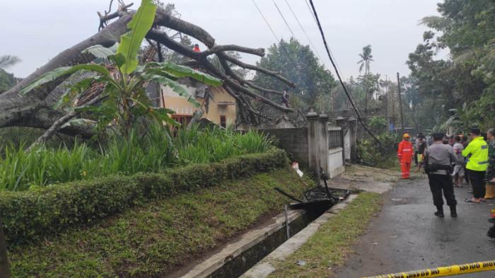 Angin Kencang  di Nglegok Blitar Sebabkan Puluhan Rumah Rusak di Empat Desa