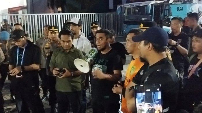 Yahya Out Menggema di GBT, Begini Jawaban Manajer Persebaya