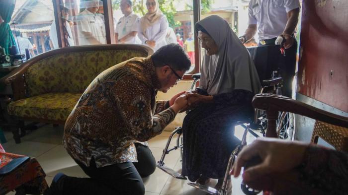 Bupati Kediri Hanindhito Himawan Pramana sungkem ke Mbah Marsiyah,
