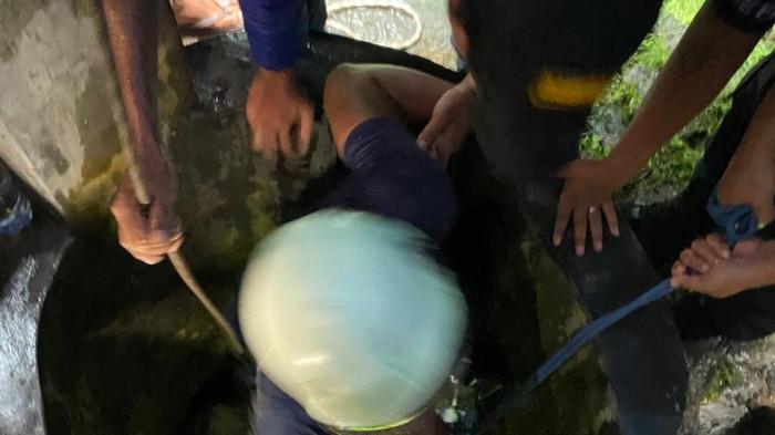 Lansia Jatuh ke Sumur di Badean Bondowoso, Damkar Evakuasi di Tengah Hujan Deras