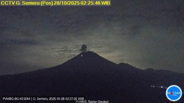 Gunung Semeru Kembali Luncurkan Lava Pijar Hingga 2.000 Meter, Status Tetap Waspada