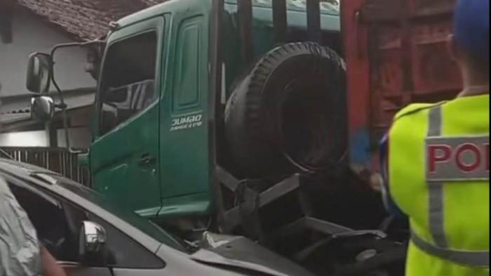 Truk Oleng hingga Tabrak Mobil Innova di Trenggalek, Hindari Kendaraan Lain