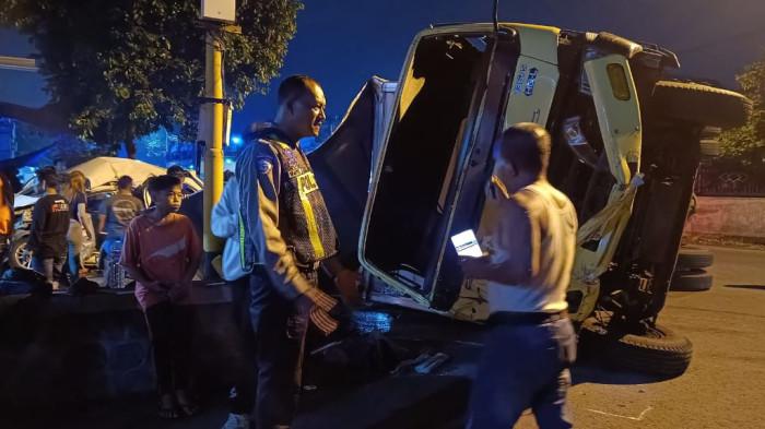 Truk Boks Tabrak Xenia di Simpang Empat Ngasem Kediri, Satu Orang Tewas