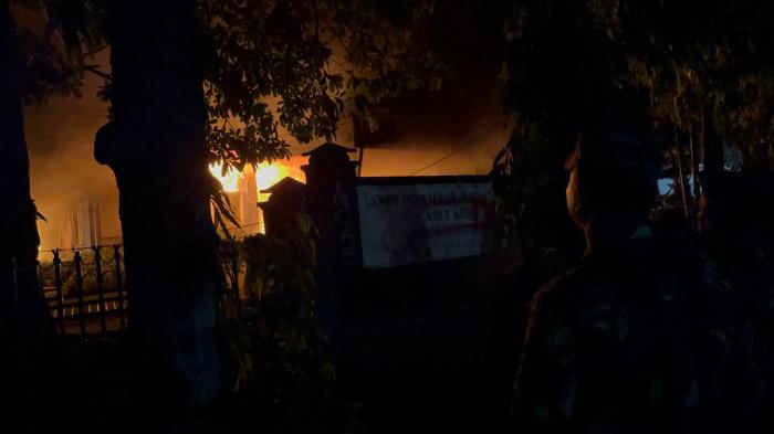 TERBAKAR - Massa aksi membakar gedung DPRD Kota Kediri yang berlokasi di Jl Mayor Bismo Kecamatan Mojoroto, Kota Kediri, Sabtu (30/8/2025) malam.