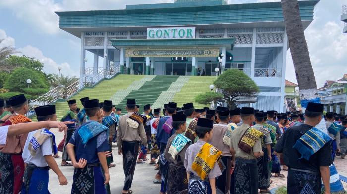1 SYAWAL - Maklumat  Pondok Modern Darussalam Gontor di Desa Gontor, Kecamatan Mlarak, Kabupaten Ponorogo, Jatim tentang penetapan 1 Syawal. Pondok Modern Darussalam Gontor (PMDG) Ponorogo telah menetapkan 1 Syawal 1447 Hijriah atau Lebaran 2026. (Pramita Kusumaningrum/Tribunjatim.com)