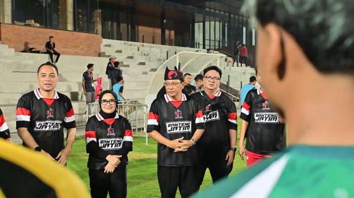 SOEKARNO CUP 2025 - Manajer Banteng Jatim FC, Dr. Ir. Daniel Rohi, M.Eng.Sc, IPU (dua dari Kanan) didampingi perwakilan DPD PDI Perjuangan Jatim Eri Cahyadi saat mendampingi tim Banteng Jatim FC U17 di gelaran Soekarno Cup 2025.
