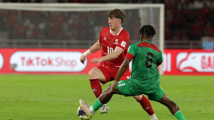 Pesepak bola Timnas Indonesia Ole Romeny berebut bola dengan pesepak bola Timnas St Kitts and Nevis pasa laga FIFA Series di Stadion Gelora Bung Karno, Senayan, Jakarta, Jumat (27/3/2026). TRIBUNNEWS/IRWAN RISMAWAN
