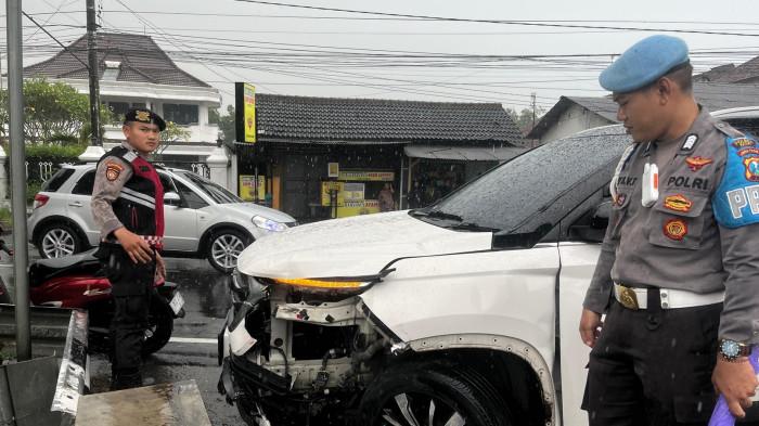 Kecelakaan Beruntun Libatkan Satu Mobil dan Lima Motor di Pare, Satu Balita Luka