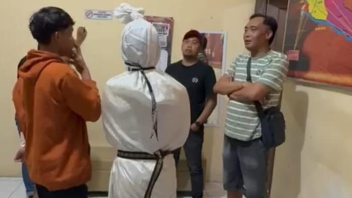 DIAMANKAN - Suasana saat pemuda di wilayah Plosoklaten Kediri diamankan pihak kepolisian lantaran berpakaian Pocong di jalanan, Sabtu (23/5/2026). 
