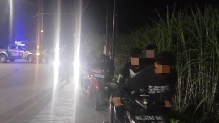 Apes, Diduga Hendak Nonton Balapan Liar Belasan Remaja di Kediri Dihukum Dorong Motor 1 Km