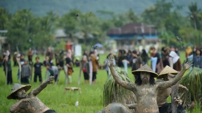 THETEK MELEK - Ritual thetek melek di hamparan sawah di Desa Sukoharjo, Kecamatan/Kabupaten Pacitan, Jawa Timur, Minggu (21/12/2025). Ritual adat Thetek Melek yang digelar setahun sekali ini mempertemukan warga, seniman, dan pemimpin daerah dalam satu prosesi sakral