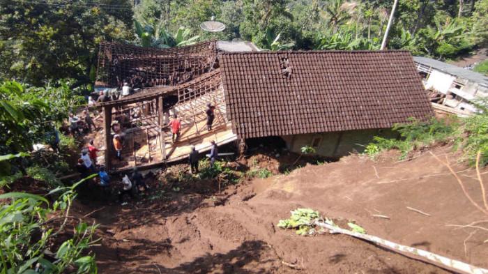 Korban Tanah Longsor di Gandusari Blitar Sempat Bikin Story Sebelum Tertimbun Material