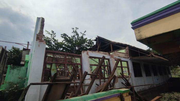 28 Tahun Atap Ruangan Kelas SDN II Jatigreges Nganjuk Tak Tersentuh Rehabilitasi, Ambruk saat KBM