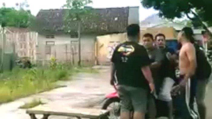 Mobil Mewah Vellfire Tabrak Lari Pelajar Berseragam Pramuka di Tulungagung, Sopir Nyaris Dimassa