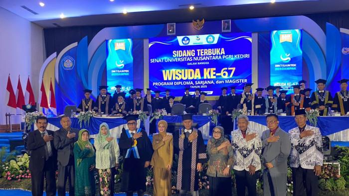 Hadiri Wisuda ke-67 UNP Kediri, Mbak Wali Vinanda Ajak Lulusan Jadi Pencipta Lapangan Kerja