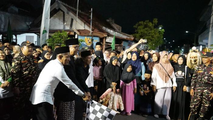 Semarak Hari Santri 2025 di Kota Kediri, Warga dan Santri Mlaku Bareng Sarungan