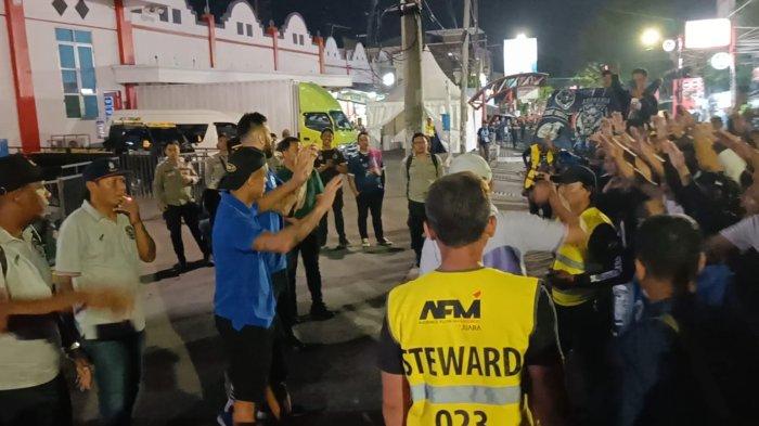 Arema FC Kalah 2-0 Lawan Borneo FC, Punggawa Singo Edan Justru Diberi Semangat Usai Laga