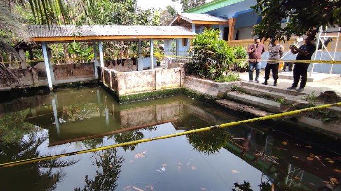 Kolam Masjid yang Jadi Lokasi 2 Bocah Tewas Tenggelam di Garum Blitar Kini Dipasang Garis Polisi