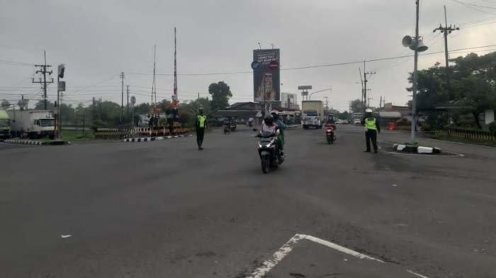 Pantauan Lalu Lintas H-7 Lebaran, Jalur Provinsi Simpang Tiga Mengkreng Kediri Terpantau Lancar