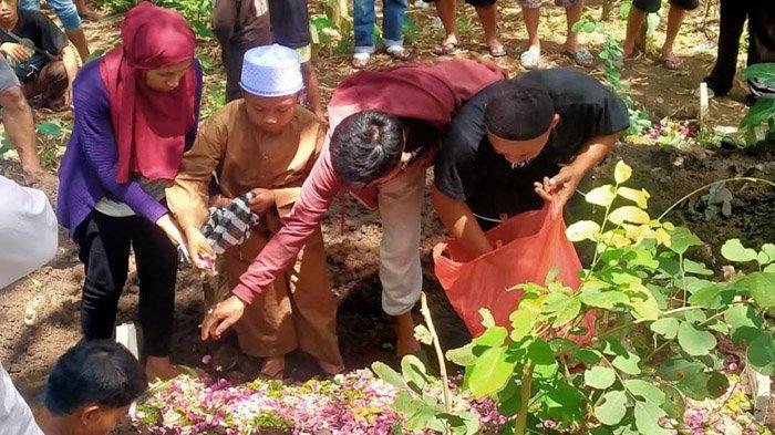 Pasutri Aremania Korban Tragedi Kanjuruhan Dimakamkan di Satu Liang, Anaknya Berusaha Tegar