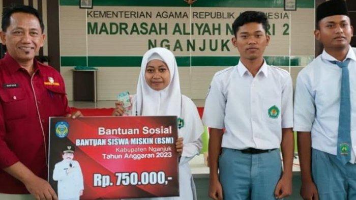 Pemkab Nganjuk Bagikan Uang Bantuan Untuk Siswa Miskin Rp 700 Ribu