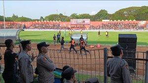 Aremania-menyusup-stadion-brawijaya-kediri.jpg