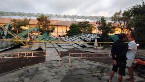 Atap-Stadion-Gelora-penataran-Blitar-roboh.jpg