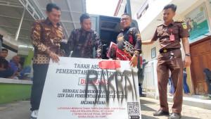 Barang-bukti-papan-nama-sidang-kerusuhan-Kediri.jpg