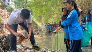 Bersih-sampah-sungai-oleh-pelajar-di-Kediri.jpg