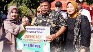 Bupati-Nganjuk-Marhaen-Djumadi-saat-menyerahkan-BLT.jpg